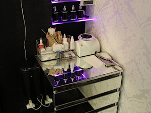 Półki podświetlane Led oraz szafka oklejona lustrem - zdjęcie od uslugiszklarskiedetal