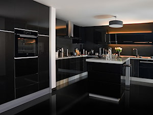 Kuchnie - Duża otwarta czarna z zabudowaną lodówką z podblatowym zlewozmywakiem kuchnia w kształcie litery l z wyspą lub półwyspem - zdjęcie od Beko