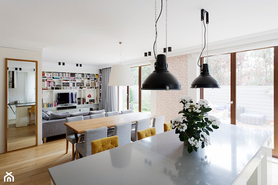 mieszkanie z ogrodem - Mały średni salon z kuchnią z jadalnią z tarasem / balkonem z bibiloteczką, styl industrialny - zdjęcie od Izabela Rydygier Architektura Wnętrz