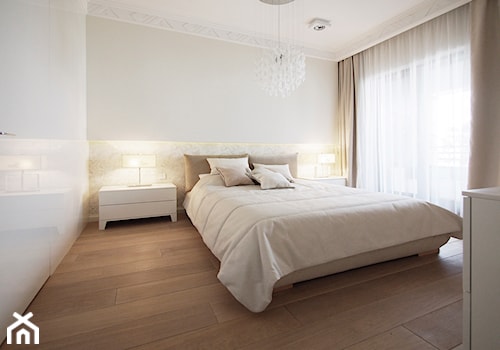 Apartament na Żoliborzu - Duża beżowa biała sypialnia z balkonem / tarasem, styl nowoczesny - zdjęcie od Izabela Rydygier Architektura Wnętrz