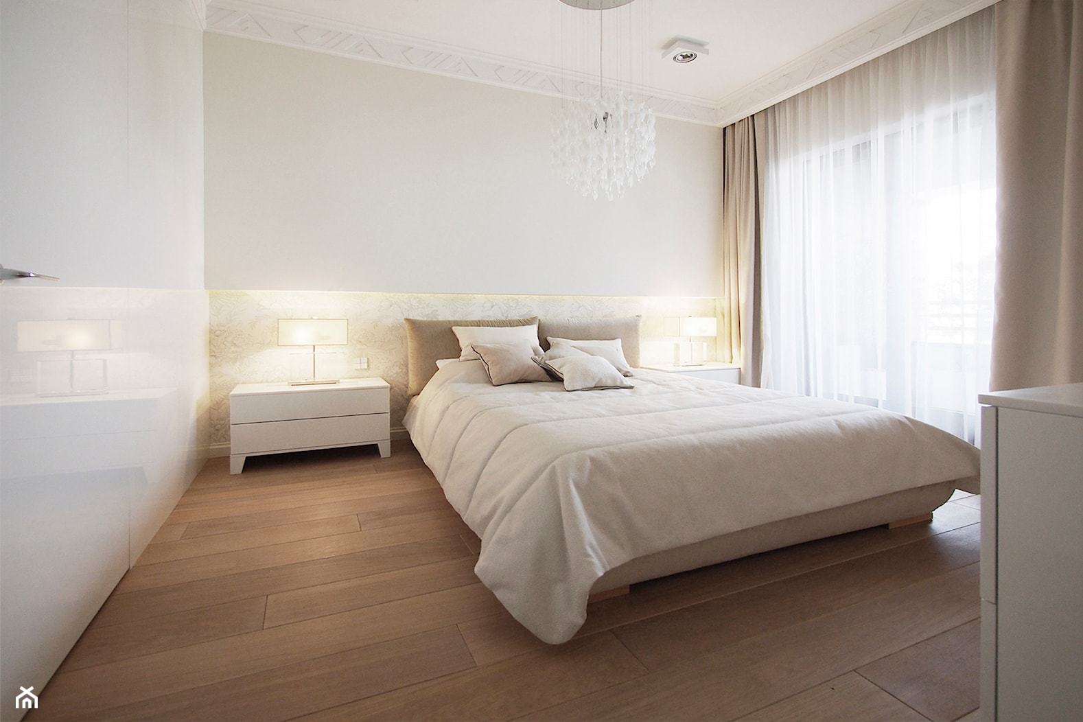 Apartament na Żoliborzu - Duża beżowa biała sypialnia z balkonem / tarasem, styl nowoczesny - zdjęcie od Izabela Rydygier Architektura Wnętrz - Homebook