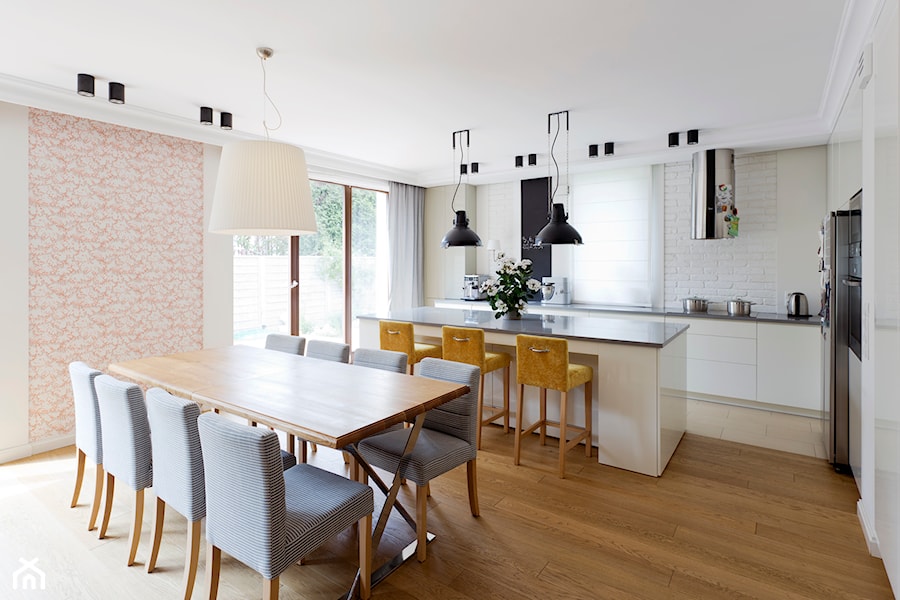 mieszkanie z ogrodem - Średnia biała jadalnia w kuchni, styl industrialny - zdjęcie od Izabela Rydygier Architektura Wnętrz