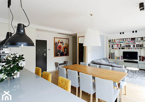 mieszkanie z ogrodem - Duża beżowa biała jadalnia w salonie, styl industrialny - zdjęcie od Izabela Rydygier Architektura Wnętrz