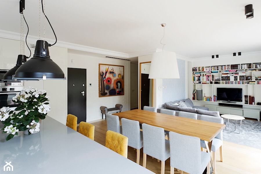 mieszkanie z ogrodem - Duża beżowa biała jadalnia w salonie, styl industrialny - zdjęcie od Izabela Rydygier Architektura Wnętrz
