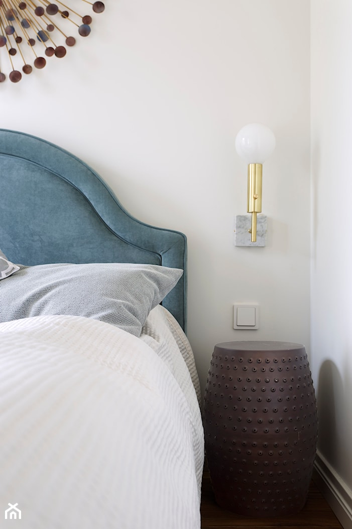 Mieszkanie - Stare Włochy - Mała biała sypialnia, styl glamour - zdjęcie od Izabela Rydygier Architektura Wnętrz - Homebook