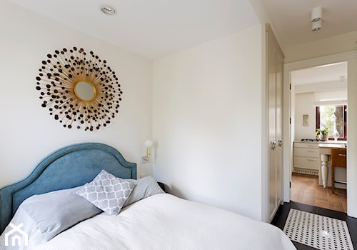 Mieszkanie - Stare Włochy - Mała biała sypialnia, styl glamour - zdjęcie od Izabela Rydygier Architektura Wnętrz