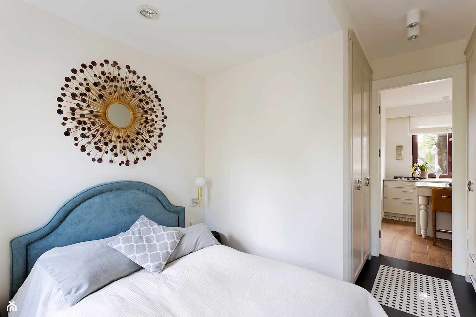 Mieszkanie - Stare Włochy - Mała biała sypialnia, styl glamour - zdjęcie od Izabela Rydygier Architektura Wnętrz - Homebook
