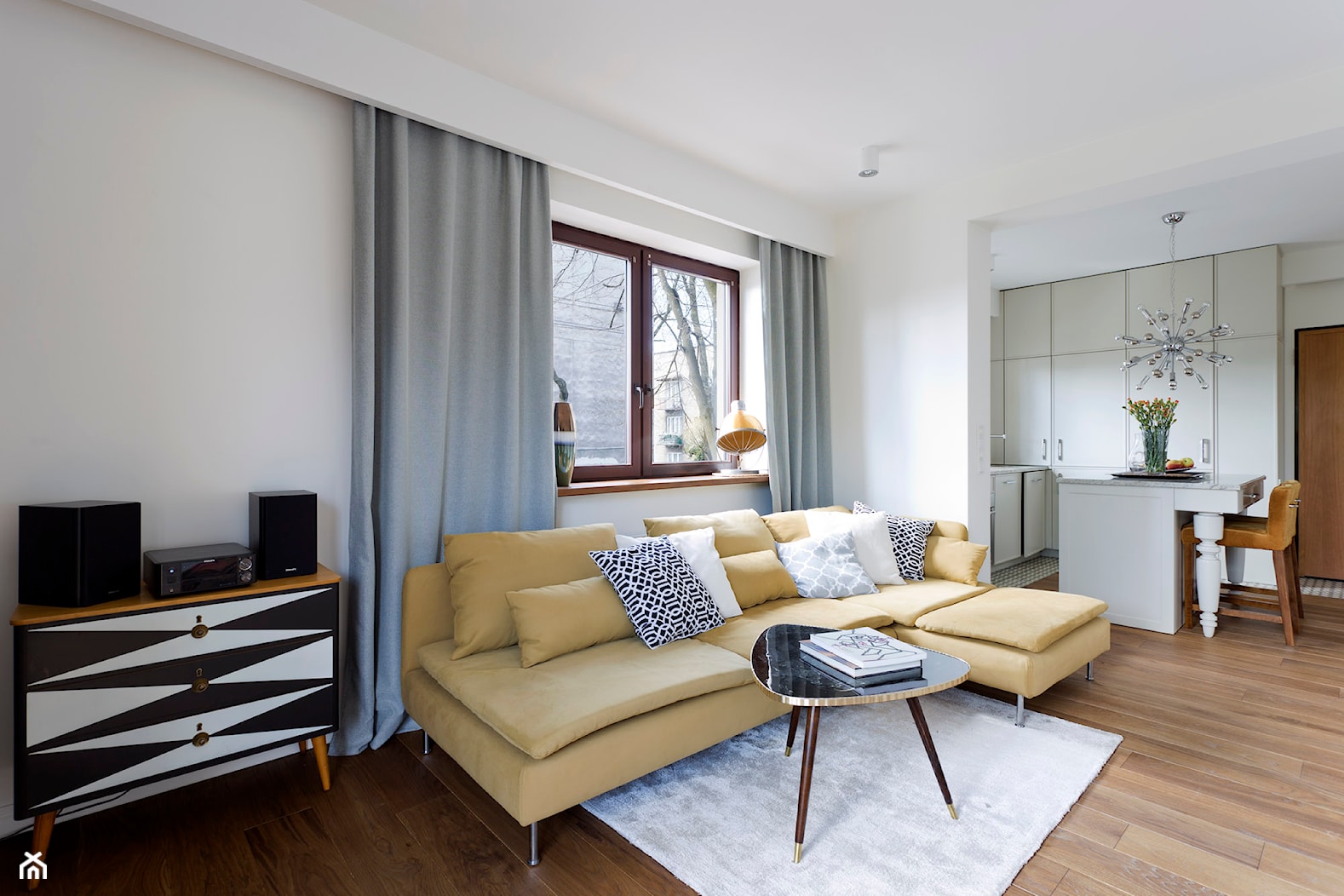Mieszkanie - Stare Włochy - Średni biały salon z kuchnią, styl glamour - zdjęcie od Izabela Rydygier Architektura Wnętrz - Homebook