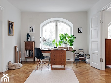 Aranżacje wnętrz - Biuro: Meble vintage w nowym skandynawskim mieszkaniu. - cleo-inspire. Przeglądaj, dodawaj i zapisuj najlepsze zdjęcia, pomysły i inspiracje designerskie. W bazie mamy już prawie milion fotografii!