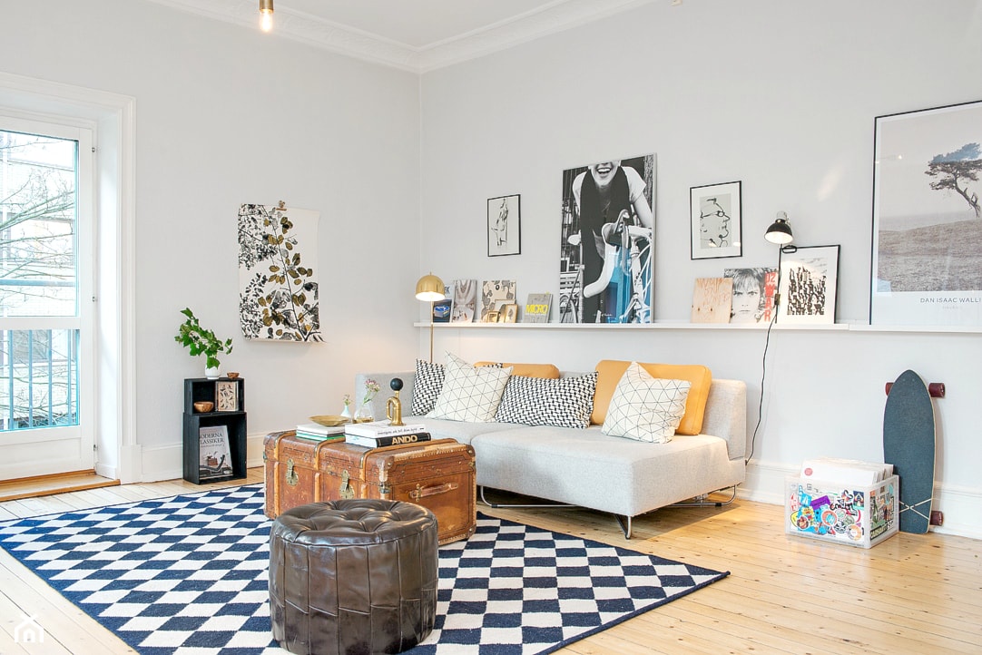 salon eklektyczny z dywanem w romby