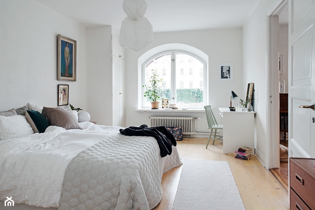 Biała sypialnia w stylu eklektycznym