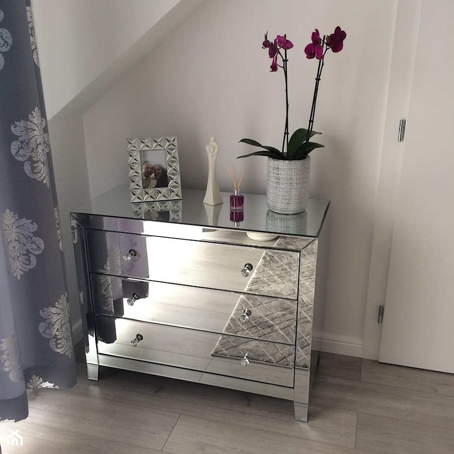 Biała sypialnia na poddaszu, styl glamour - zdjęcie od Adela Miękus