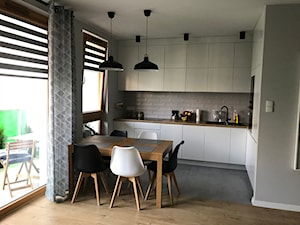 Mieszkanie w stylu skandynawskim - Mała otwarta szara z zabudowaną lodówką z nablatowym zlewozmywakiem kuchnia w kształcie litery l z oknem, styl skandynawski - zdjęcie od asia93