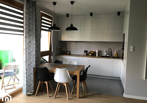 Mieszkanie w stylu skandynawskim - Mała otwarta szara z zabudowaną lodówką z nablatowym zlewozmywakiem kuchnia w kształcie litery l z oknem, styl skandynawski - zdjęcie od asia93