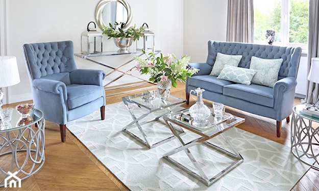 eleganckie wnętrze w stylu nowojorski glamour ze szklanym stolikiem i niebieską sofą