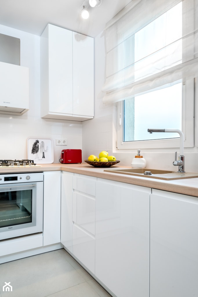 mieszkanko na Biskupinie - Mała średnia otwarta zamknięta biała z zabudowaną lodówką z nablatowym zlewozmywakiem kuchnia w kształcie litery l, styl nowoczesny - zdjęcie od RedCubeDesign projektowanie wnętrz