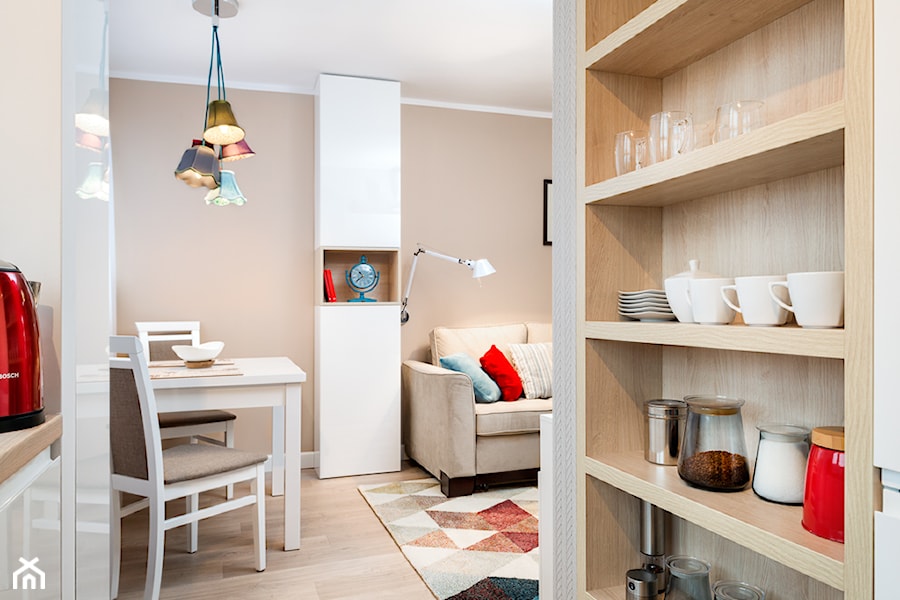 mieszkanko na Biskupinie - Mała beżowa jadalnia w salonie, styl nowoczesny - zdjęcie od RedCubeDesign projektowanie wnętrz