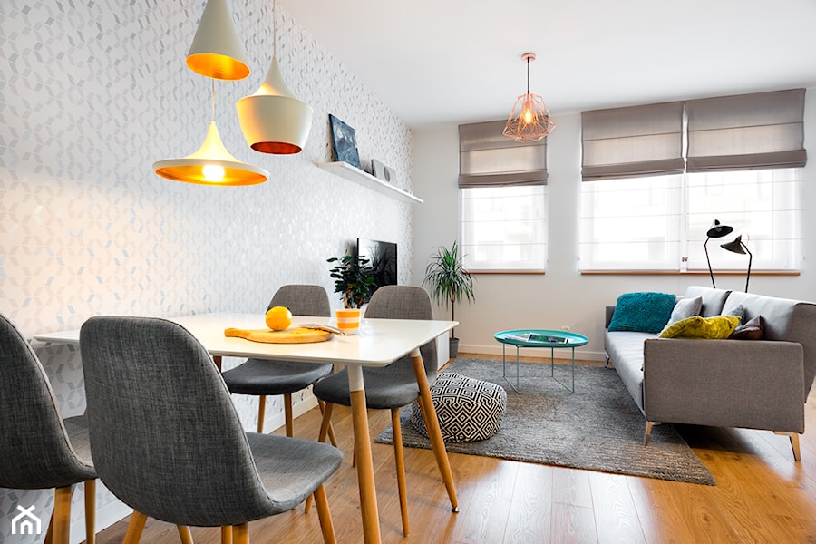 biało, szaro, przytulnie - Mały salon z jadalnią, styl skandynawski - zdjęcie od RedCubeDesign projektowanie wnętrz