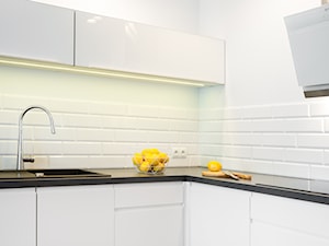 biało, szaro, przytulnie - Mała biała z podblatowym zlewozmywakiem kuchnia w kształcie litery l, styl skandynawski - zdjęcie od RedCubeDesign projektowanie wnętrz