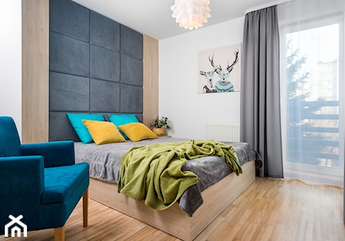 metamorfoza salonu i sypialni - Średnia beżowa biała szara sypialnia z balkonem / tarasem, styl nowoczesny - zdjęcie od RedCubeDesign projektowanie wnętrz