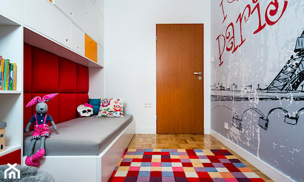dywan w kolorowe kwadraty w pokoju dziecka
