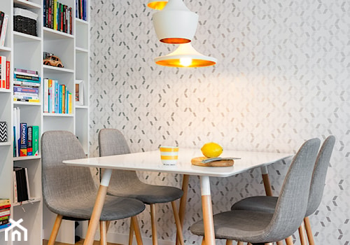 biało, szaro, przytulnie - Mała szara jadalnia jako osobne pomieszczenie, styl skandynawski - zdjęcie od RedCubeDesign projektowanie wnętrz