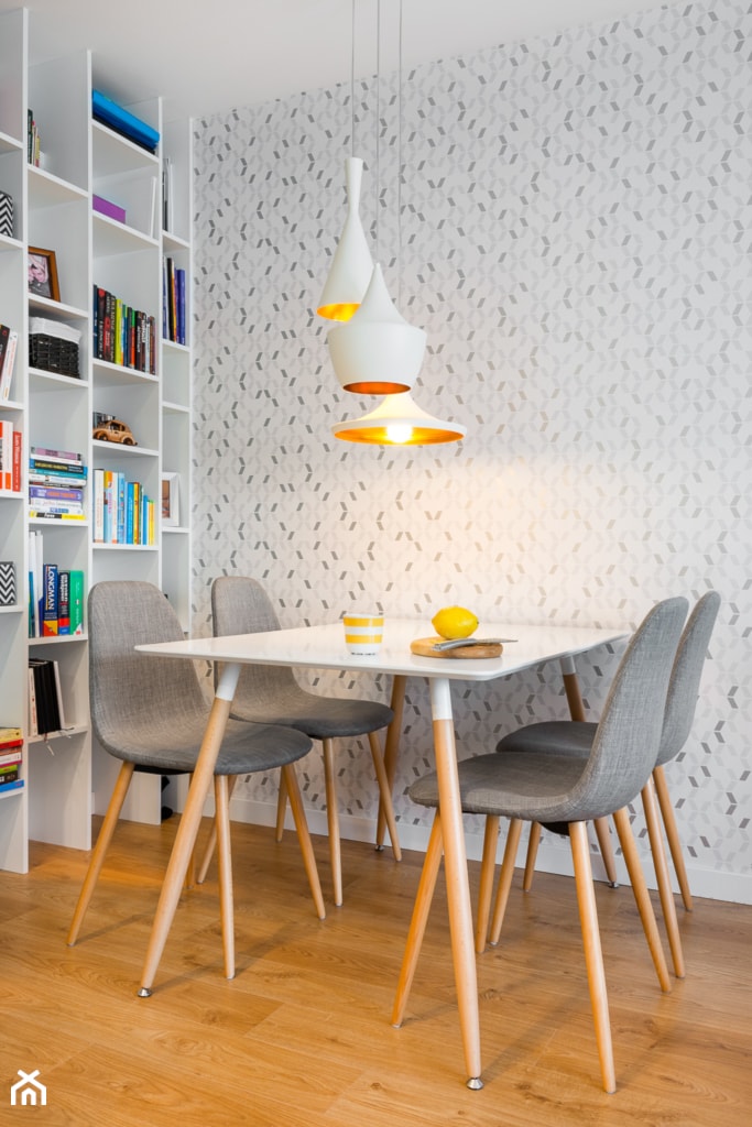 biało, szaro, przytulnie - Mała szara jadalnia jako osobne pomieszczenie, styl skandynawski - zdjęcie od RedCubeDesign projektowanie wnętrz