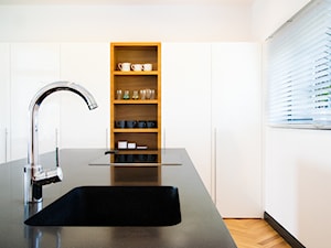 biało-czarny domek - Kuchnia z oknem, styl minimalistyczny - zdjęcie od RedCubeDesign projektowanie wnętrz