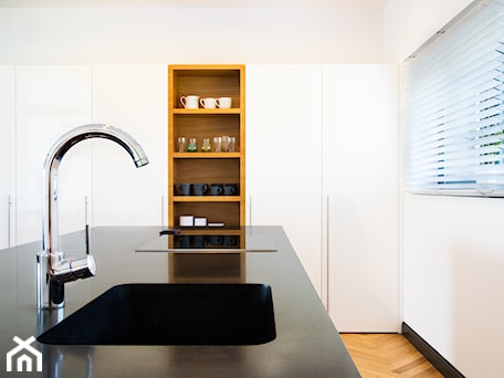 Aranżacje wnętrz - Kuchnia: biało-czarny domek - Kuchnia z oknem, styl minimalistyczny - RedCubeDesign projektowanie wnętrz. Przeglądaj, dodawaj i zapisuj najlepsze zdjęcia, pomysły i inspiracje designerskie. W bazie mamy już prawie milion fotografii!