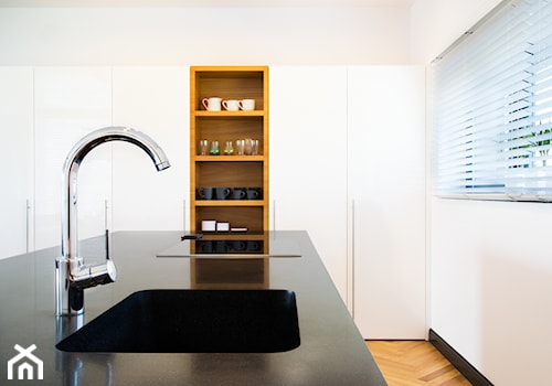 biało-czarny domek - Kuchnia z oknem, styl minimalistyczny - zdjęcie od RedCubeDesign projektowanie wnętrz