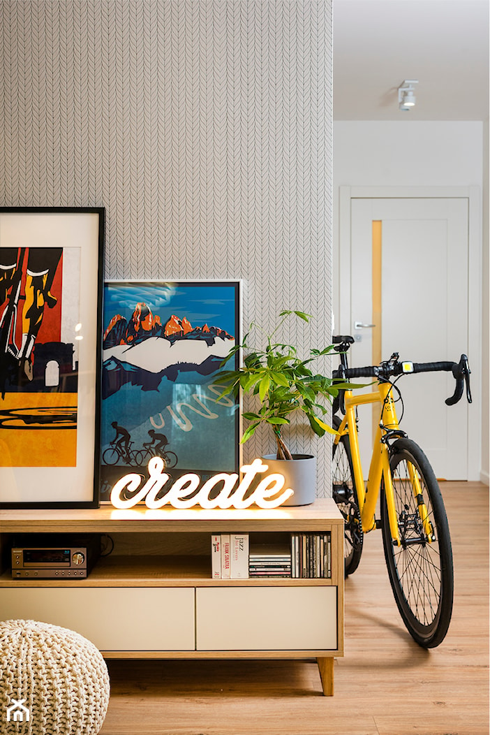 rowerowe mieszkanie - realizacja - Mały szary salon, styl skandynawski - zdjęcie od RedCubeDesign projektowanie wnętrz - Homebook