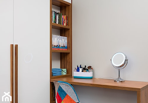 szeregówka po duńsku - Średnia beżowa szara sypialnia, styl skandynawski - zdjęcie od RedCubeDesign projektowanie wnętrz
