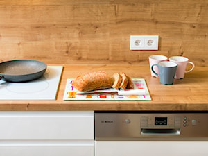 sypialnia w kuchni - Mała zamknięta z zabudowaną lodówką kuchnia jednorzędowa, styl nowoczesny - zdjęcie od RedCubeDesign projektowanie wnętrz