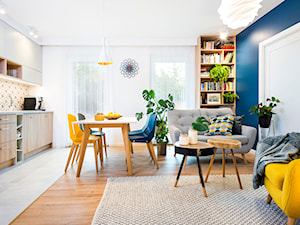 rowerowe mieszkanie - realizacja - Średni biały niebieski salon z kuchnią z jadalnią, styl skandynawski - zdjęcie od RedCubeDesign projektowanie wnętrz