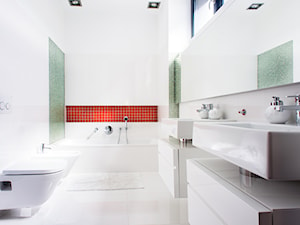 biało-czarny domek - Średnia z dwoma umywalkami łazienka z oknem, styl minimalistyczny - zdjęcie od RedCubeDesign projektowanie wnętrz