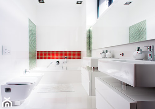 biało-czarny domek - Średnia z dwoma umywalkami łazienka z oknem, styl minimalistyczny - zdjęcie od RedCubeDesign projektowanie wnętrz