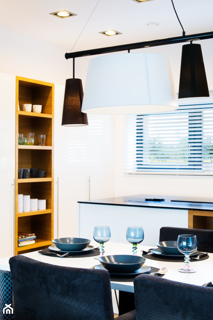 biało-czarny domek - Jadalnia, styl minimalistyczny - zdjęcie od RedCubeDesign projektowanie wnętrz