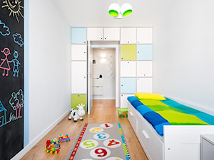 biało, szaro, przytulnie - Mały biały czarny pokój dziecka dla dziecka dla chłopca, styl skandynawski - zdjęcie od RedCubeDesign projektowanie wnętrz