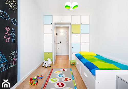 biało, szaro, przytulnie - Mały biały czarny pokój dziecka dla dziecka dla chłopca, styl skandynawski - zdjęcie od RedCubeDesign projektowanie wnętrz
