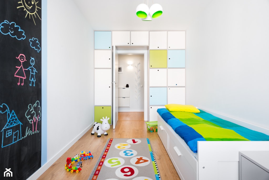 biało, szaro, przytulnie - Mały biały czarny pokój dziecka dla dziecka dla chłopca, styl skandynawski - zdjęcie od RedCubeDesign projektowanie wnętrz - Homebook
