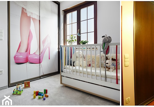 metamorfoza stylów - Średni biały pokój dziecka dla niemowlaka dla dziewczynki, styl nowoczesny - zdjęcie od RedCubeDesign projektowanie wnętrz