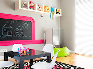 biało-czarny domek - Średni szary pokój dziecka dla dziecka dla dziewczynki, styl minimalistyczny - zdjęcie od RedCubeDesign projektowanie wnętrz