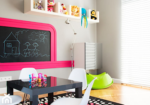 biało-czarny domek - Średni szary pokój dziecka dla dziecka dla dziewczynki, styl minimalistyczny - zdjęcie od RedCubeDesign projektowanie wnętrz