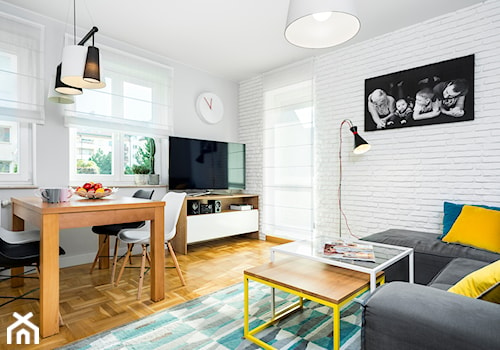 sypialnia w kuchni - Mały biały salon z jadalnią, styl nowoczesny - zdjęcie od RedCubeDesign projektowanie wnętrz