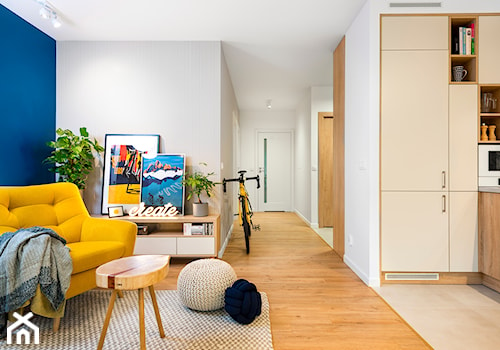 rowerowe mieszkanie - realizacja - Mały niebieski szary salon z kuchnią, styl skandynawski - zdjęcie od RedCubeDesign projektowanie wnętrz