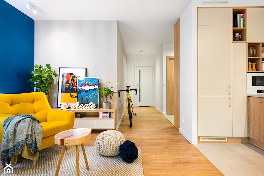 rowerowe mieszkanie - realizacja - Mały niebieski szary salon z kuchnią, styl skandynawski - zdjęcie od RedCubeDesign projektowanie wnętrz