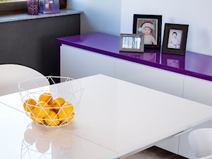 domek w Chrząstawie - Mała biała czarna jadalnia jako osobne pomieszczenie, styl nowoczesny - zdjęcie od RedCubeDesign projektowanie wnętrz