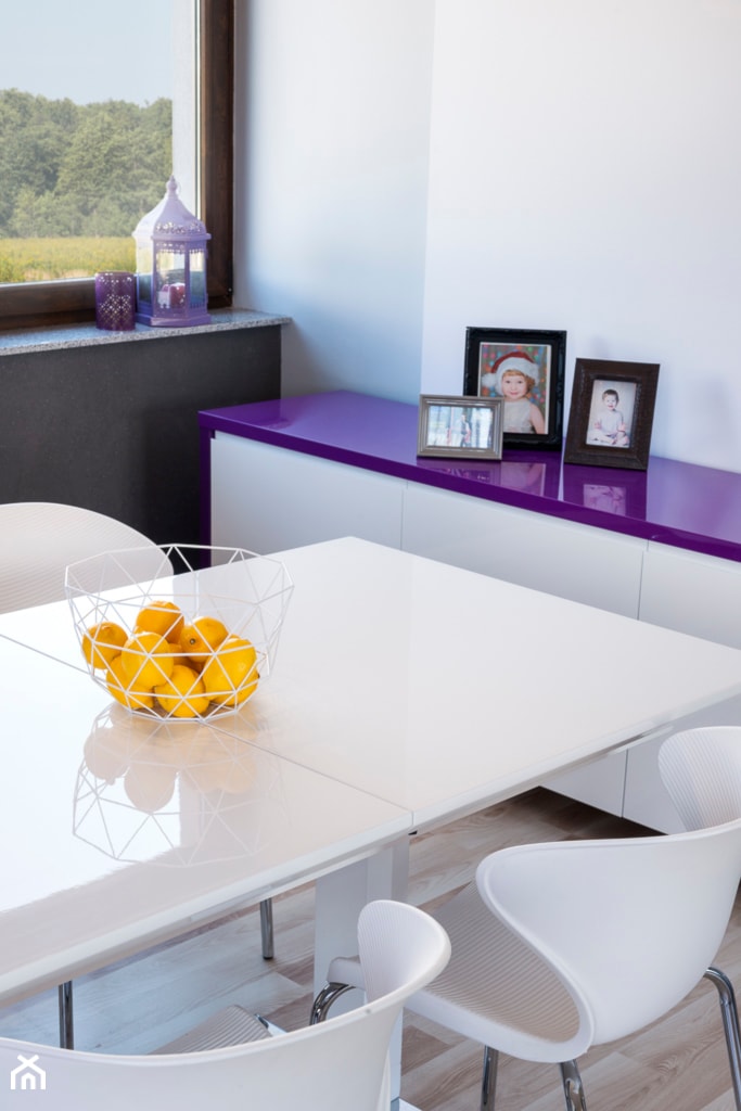 domek w Chrząstawie - Mała biała czarna jadalnia jako osobne pomieszczenie, styl nowoczesny - zdjęcie od RedCubeDesign projektowanie wnętrz