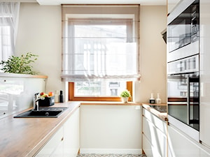 bardzo kobiece mieszkanie - Średnia otwarta biała z zabudowaną lodówką z nablatowym zlewozmywakiem kuchnia dwurzędowa, styl nowoczesny - zdjęcie od RedCubeDesign projektowanie wnętrz
