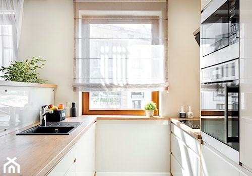 bardzo kobiece mieszkanie - Średnia otwarta biała z zabudowaną lodówką z nablatowym zlewozmywakiem kuchnia dwurzędowa, styl nowoczesny - zdjęcie od RedCubeDesign projektowanie wnętrz